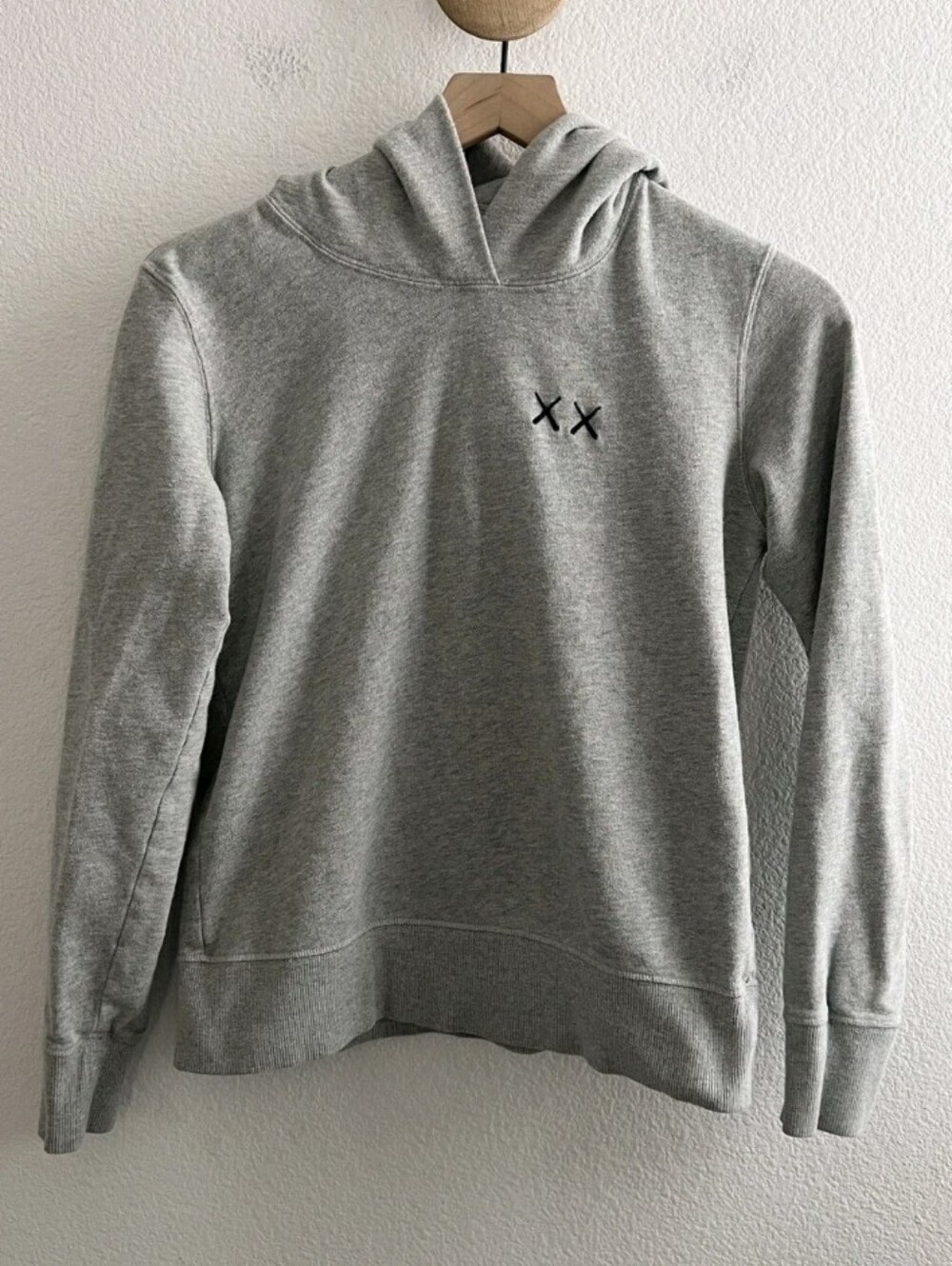 KAWS Sesame Street x Uniqlo Sweatshirt Hoodie Size XS. 17ptp
